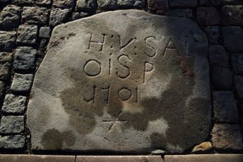 flad granit natursten med påskriften H: V: SAL: O I S P og årstallet 1701