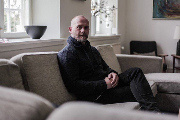Billede af Ole i en sofa